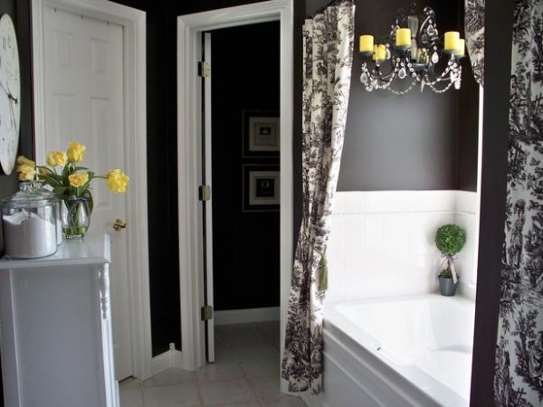 svartvitt badrum design ljuskrona gula ljus gula tulpaner