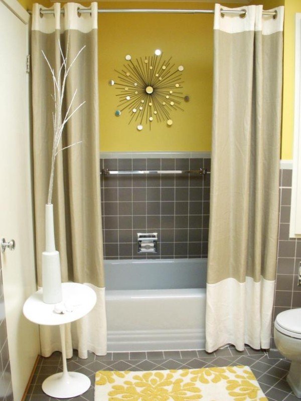 badrumsfärger grå gul duschdraperi väggspegel