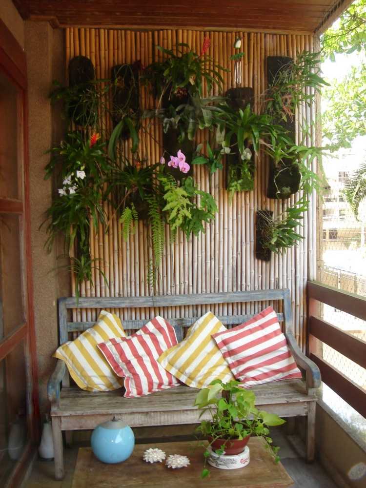 dekoration idéer med blommor vertikal trädgård balkong bambu mattor