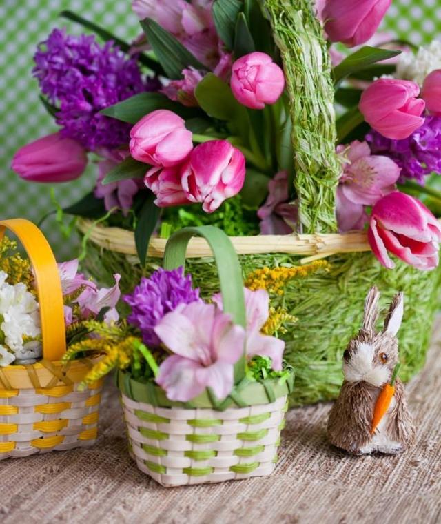 påsk dekoration bord påsk korg blommor tulpaner hyacinter