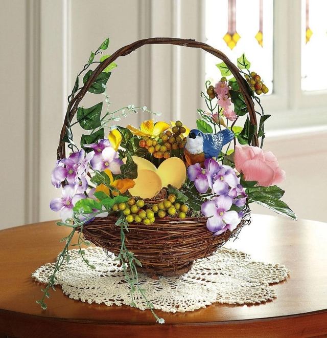 dekorera idéer påskbord imitation korg ägg fågelblommor