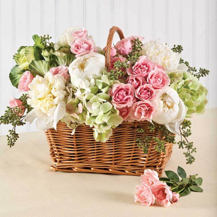 Dekorationsidéer för påskbordskorgen-pioner-hortensia-rosor