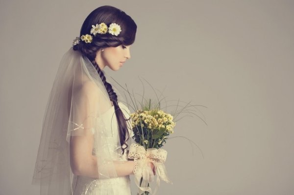 Bröllop-frisyrer-klassisk-med-slöja-blommor-i-håret