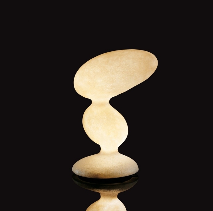 Kundalini-designer-bordslampa-Platinlux-skulptural-indirekt-ljus-dimbar