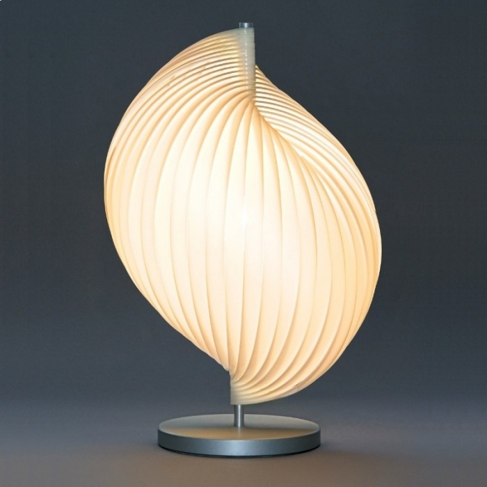 dekorativ-bordslampa-nico-heilmann-skal-form-varm-ljus-dimmer