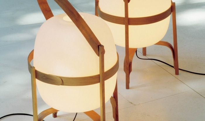 cesta-bordslampa-design-klassisk-körsbärsträ-vit-boll av ljus-Miguel-Milá