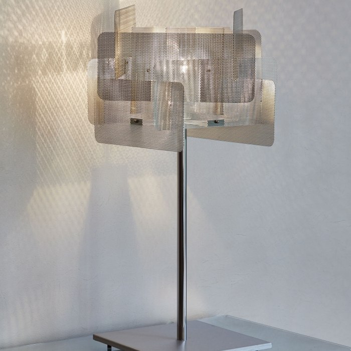 kub-bordslampa-metall-spegel-perforerad-stålplåt-ljuseffekter