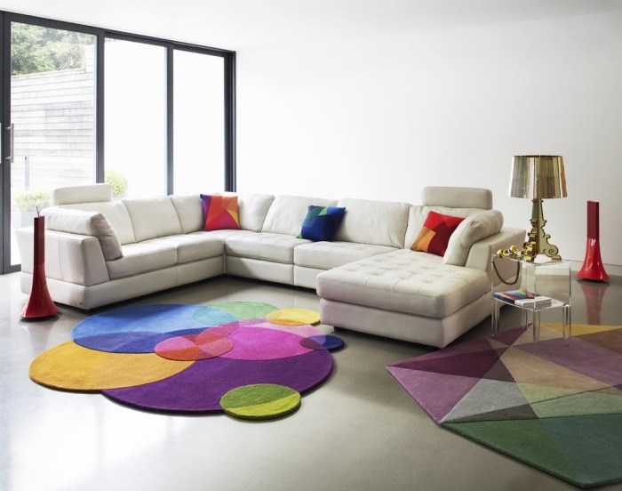 modernt-vardagsrum-inredning-idéer-med-färger-matta-design-färgglada-hörn-soffa-set