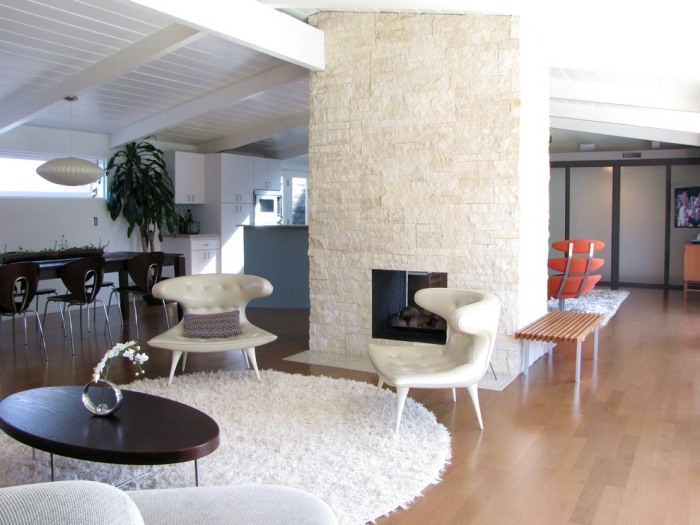 Inredningsidéer-vardagsrum-midcentury-stol-design-vita-väggar-naturbeklädnad