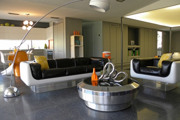 loft-stil-vardagsrum-design-industriell-stil-ovanliga-möbler-metall-soffbord-runda