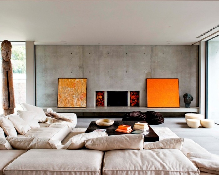 Inredningsidéer-vardagsrum-accentvägg-betong-orange-dukar-deco-soffa-moderna
