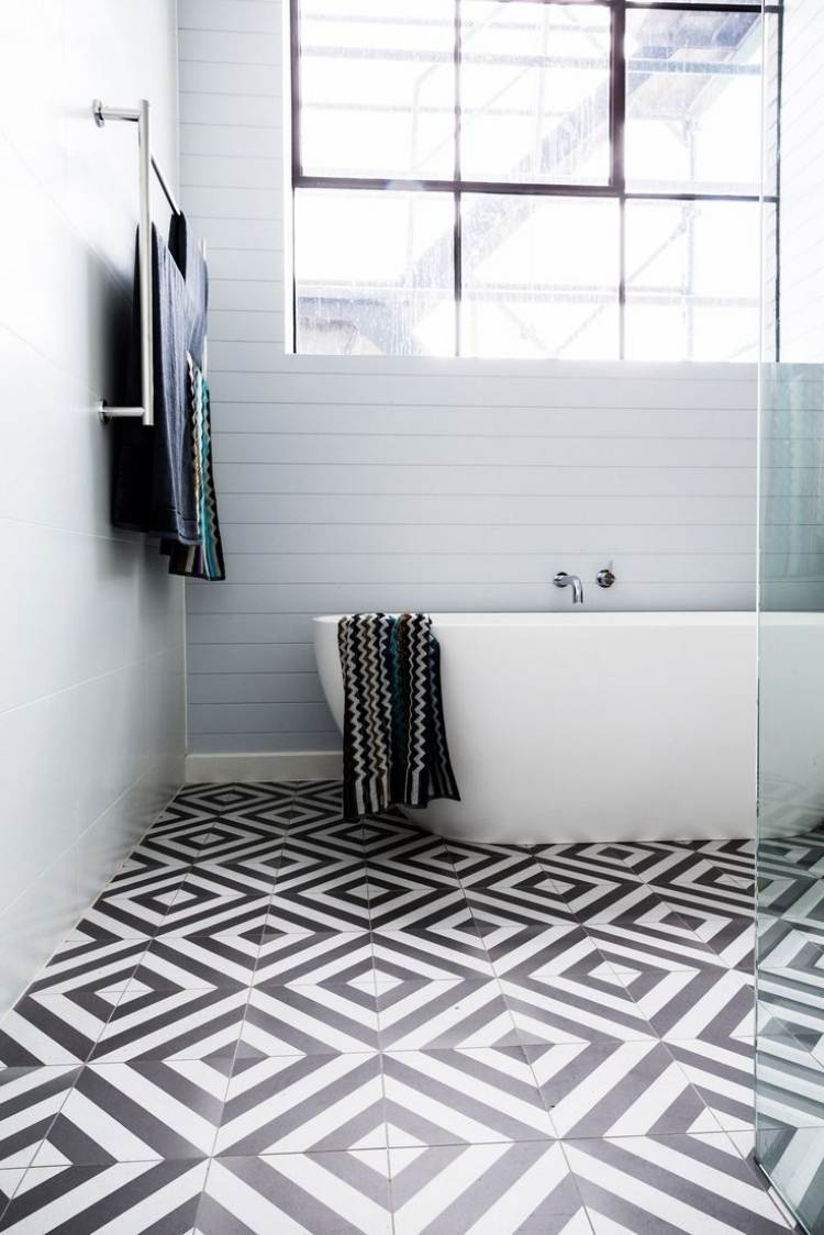 badrumsplattor-modern-minimalistisk-golv-svart-vit-badkar