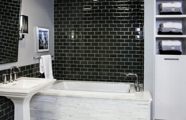modernt svartvitt badrum