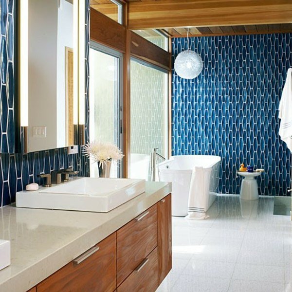 mörkblå-modern-badrum-kakel-elegant-design