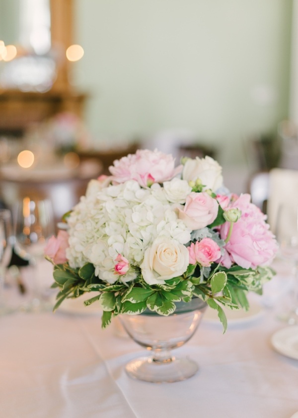 vackert-rosa-vit-blomma-dekoration-gästbord