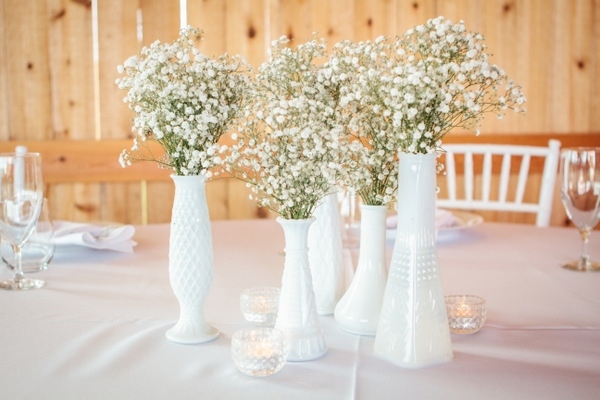 20-idéer-vaser-vita-blommor-bord-bröllop