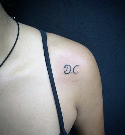 D ja C tatuointi olkapäällä