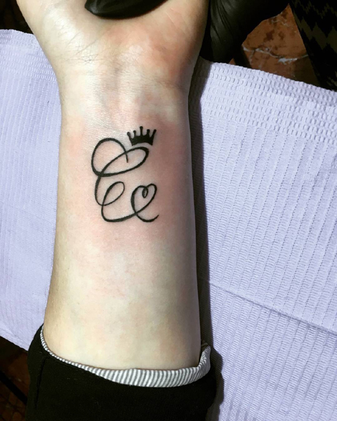 C -kirjain Tatuointisuunnittelu kruunulla