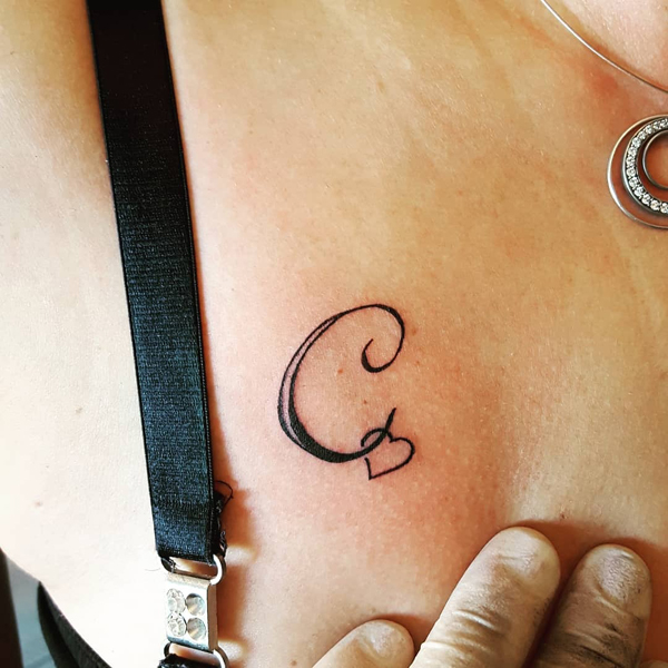 C Τατουάζ γράμμα με καρδιά