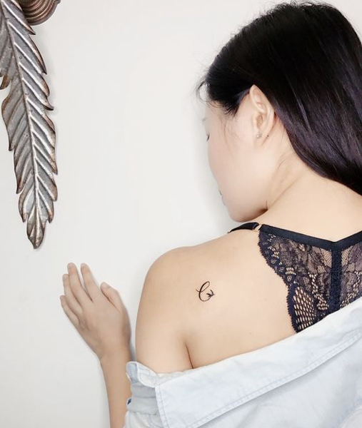 Χαριτωμένο C Letter Tattoo στην πλάτη