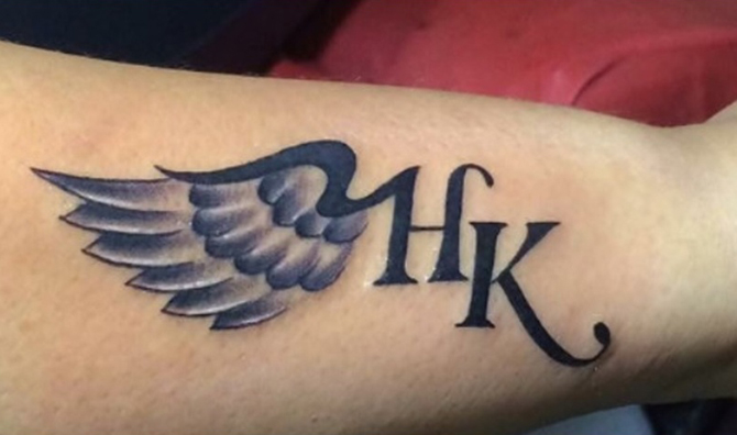 H και K γράμματα τατουάζ με φτερά