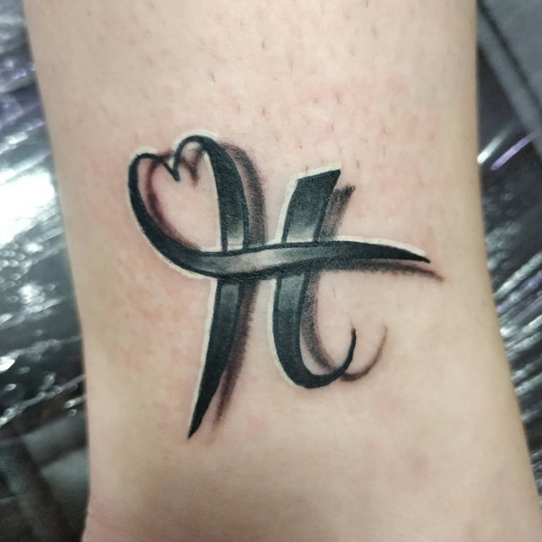 Τατουάζ H με τρισδιάστατο εφέ