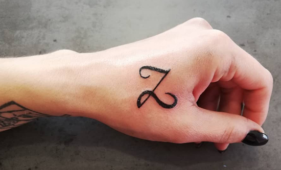 Χαριτωμένο Z Letter Tattoo Near The Thumb