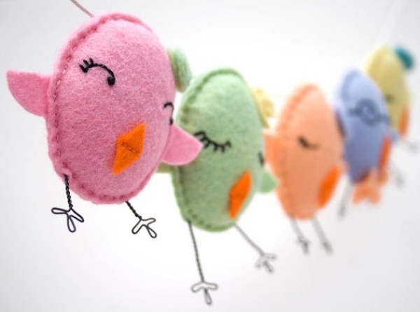 barnfest dekoration idéer-färgglada fåglar-ordna påsk