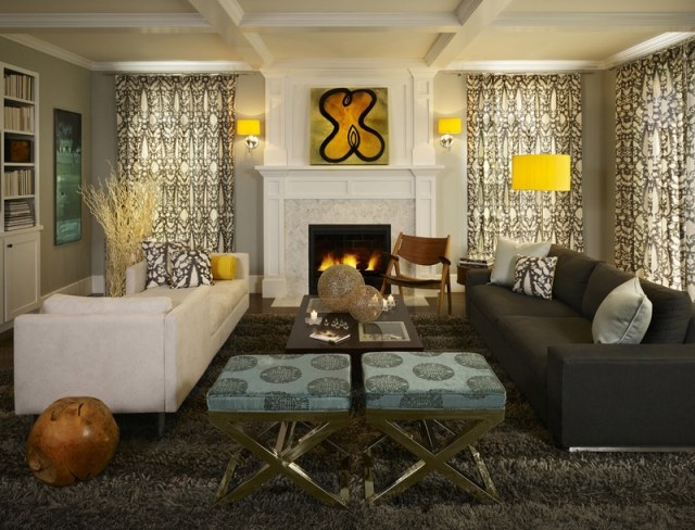 lurvig matta möbler vardagsrum brun eldstad gardiner