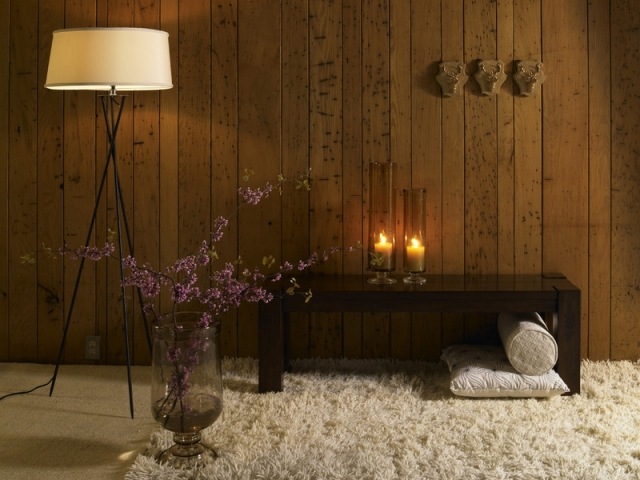 fluffiga shaggy mattor möbler träpanel ljus lyktor