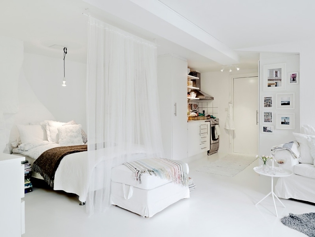en-rums lägenhet liten skandinavisk säng separat gardin