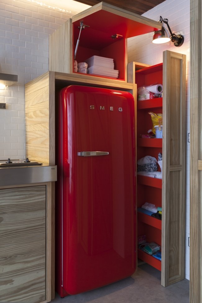 inredning liten lägenhet kök rött kylskåp förvaringsutrymme
