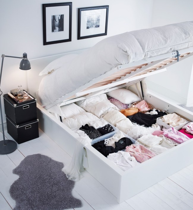 sängbotten skapar förvaringsutrymme för små lägenheter
