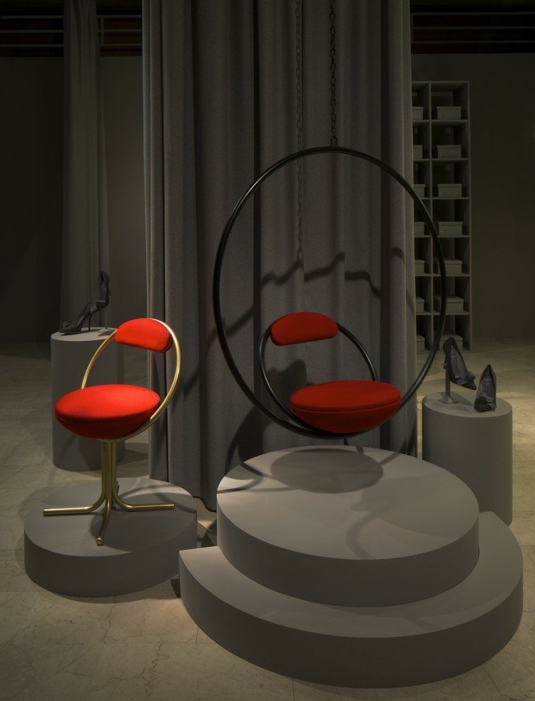 hängande stol-utsida-insida-ring-form-metall-svart-röd-stol-stol-guld-ram