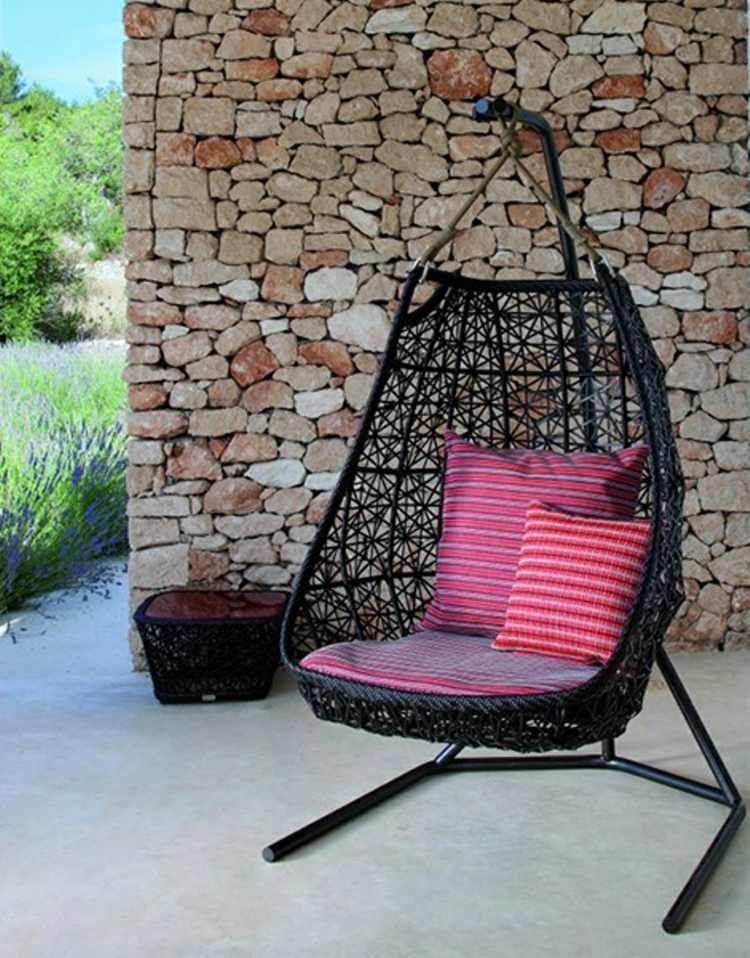 hängande stol-utsida-ram-rotting-aluminium-svart-rosa-röd-kudde-randig