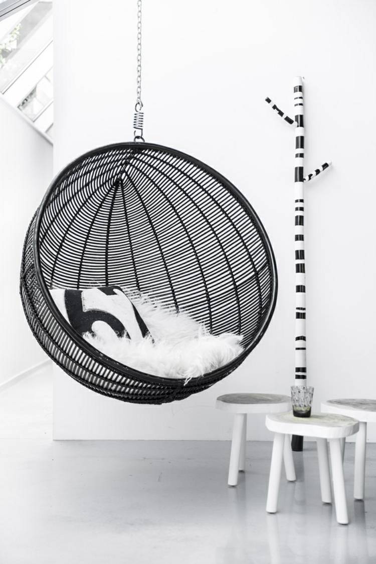 hängande stol-utanför-inuti-boll-rotting-svart-metall-kedja-hängande-vita-kuddar-hall