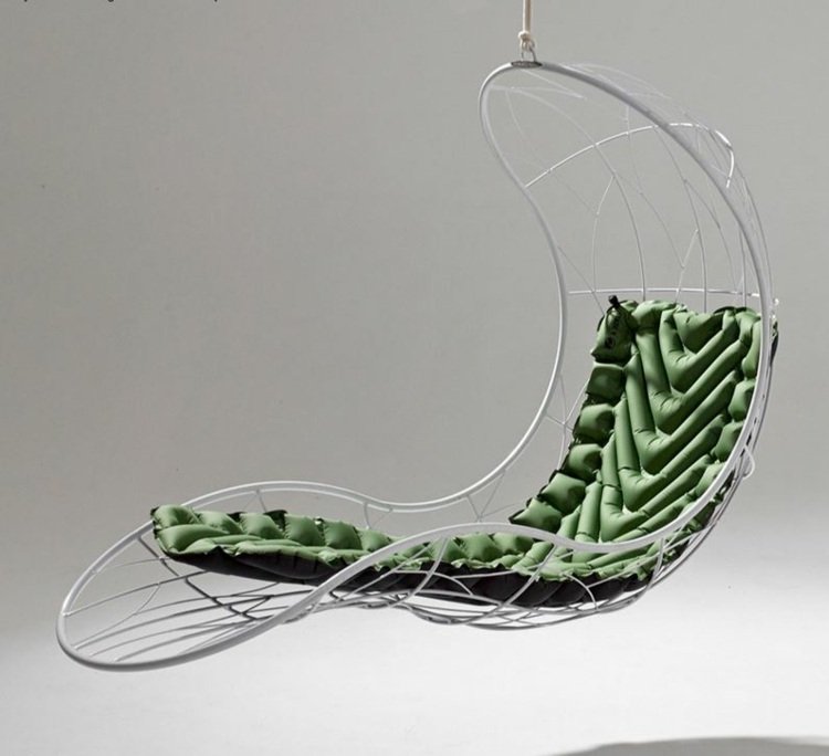 Hängande stol för utvändigt invändigt krökt-vit-metall-konstruktion-gröna kuddar