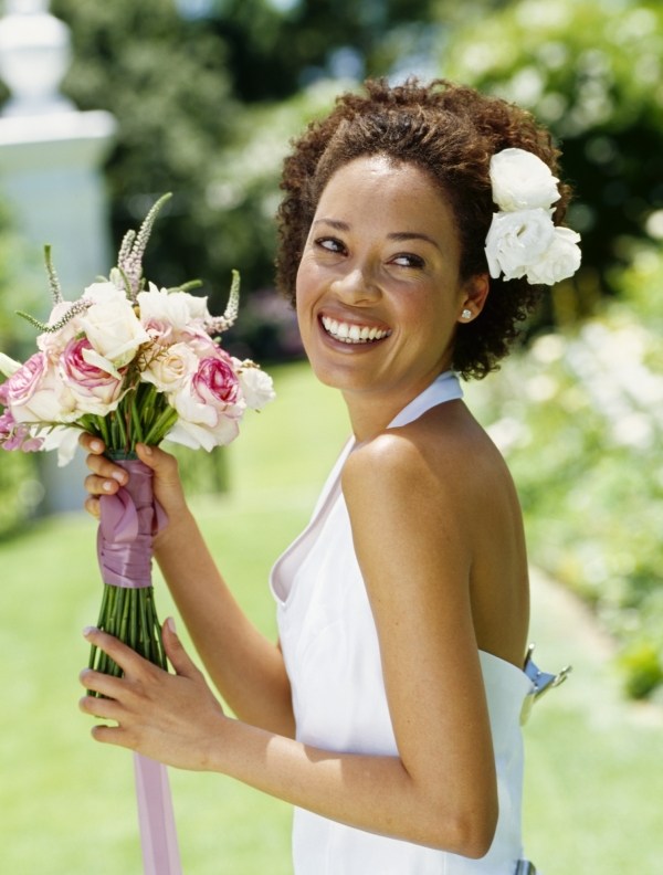 bröllop-hår-styling-frisyr-dekoration-blommor
