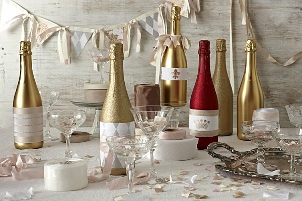Champagnevinflaskor som planerar sommarbröllop