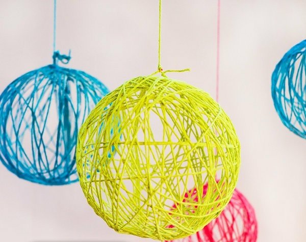 Designa ditt eget pom poms bröllopsdekorationsbord