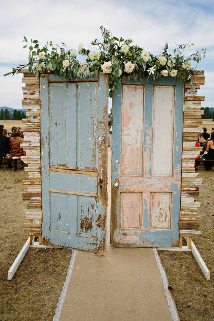 bröllop-idéer-dörrar-original-inspiration-dekorera-gifta-blomma-arrangemang