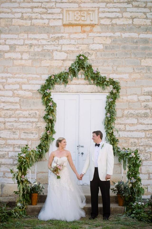 Bröllop-idéer-för-dörrar-dekor-ceremoni-smycken-klättring-växter-blommor