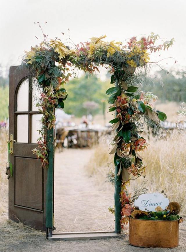 Utomhus-bröllop-idéer-för-dörrar-vintage-blomma-dekoration