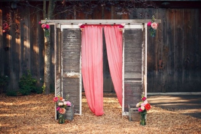 ovanliga-inredning-idéer-bröllopsfest-bakgrund-rosa-gardiner
