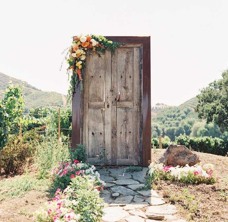 Bröllop-idéer-för-dörrar-bröllop-fotografering-rustika-element-blommor