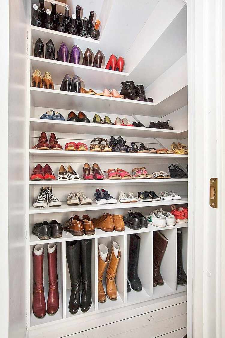 walk-in-closet-sko-skåp-sluttande-tak-hyllor-skor-stövlar