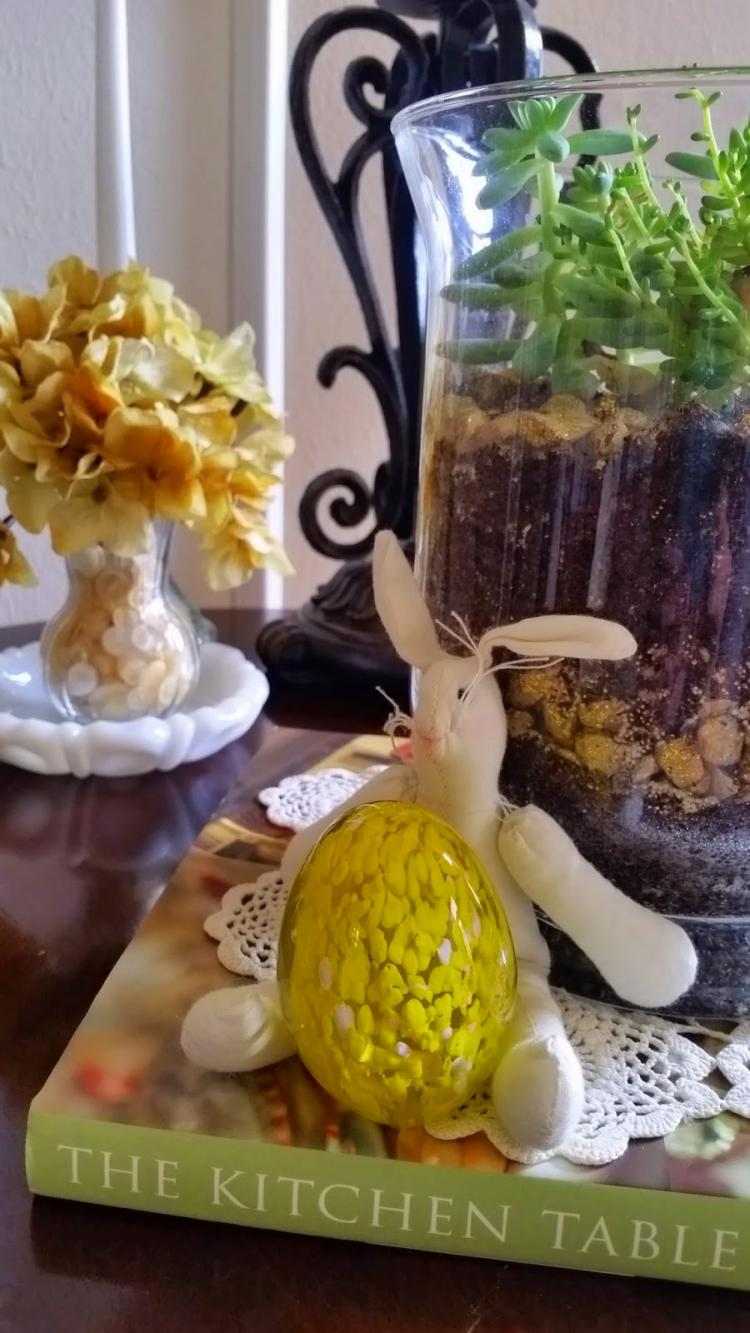 kreativt-påsk-dekoration-ägg-handblåst-glas-kanin-gosedjur