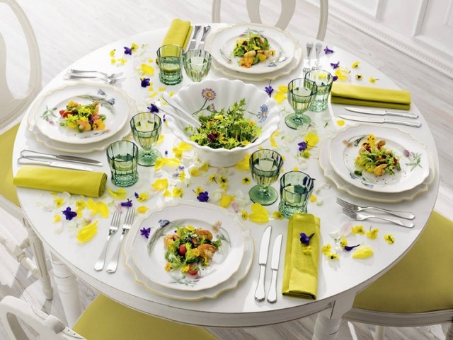 idéer påsk dekoration bord violer krokusar blommor utspridda