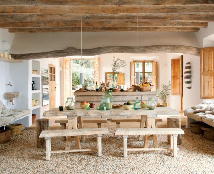 matsal-interiör-rustikt-matbord-trä-massiva-bänkar-träbjälkar
