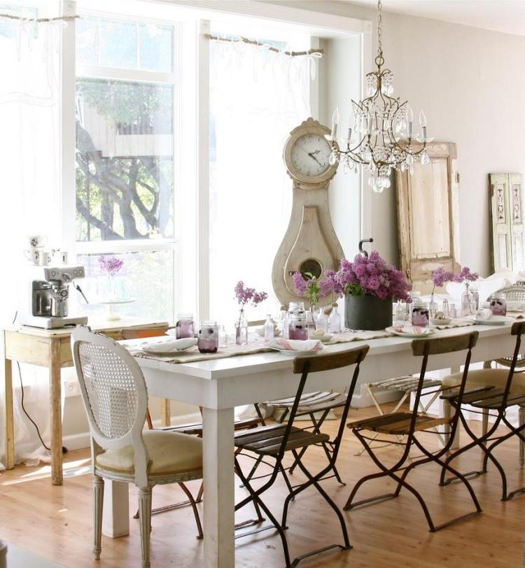 matsal-interiör-rustikt-matbord-trä-hopfällbara-stolar-kristall-ljuskrona-vit
